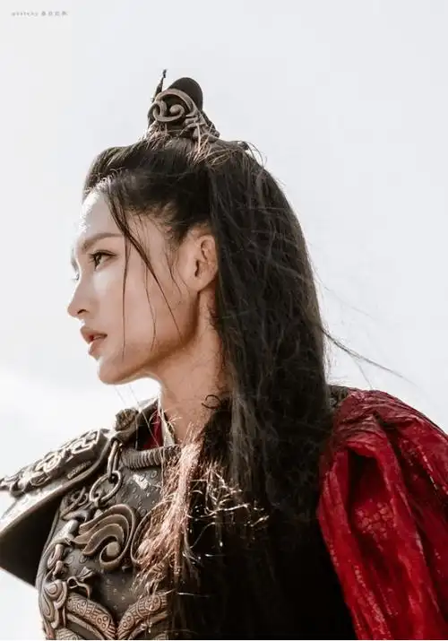 在电视剧《狼殿下》中,她饰演的马摘星,发丝凌乱,脸上沾有血迹,眼神