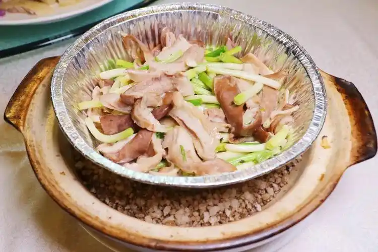 豆豉鹅 鹅肉鲜韧,趁热吃一流, 粗盐焗猪肚 盐加热后散热满,从而达到了