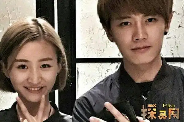 任嘉伦一家三口照片