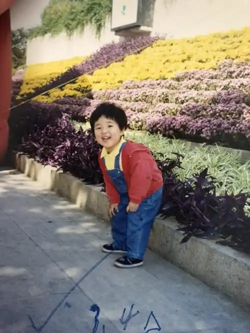 小时候的宝宝~丑小鸭可爱吧!真是女大十八变~如今的小美女