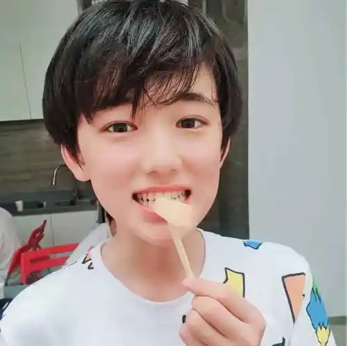 宋亚轩小时候太可爱了,给大张伟送馒头,还和汪涵分享自己的日记_节目