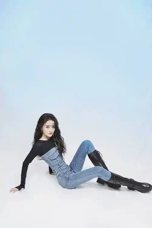 徐璐穿牛仔抹胸连体裤拍写真 姿势妩媚