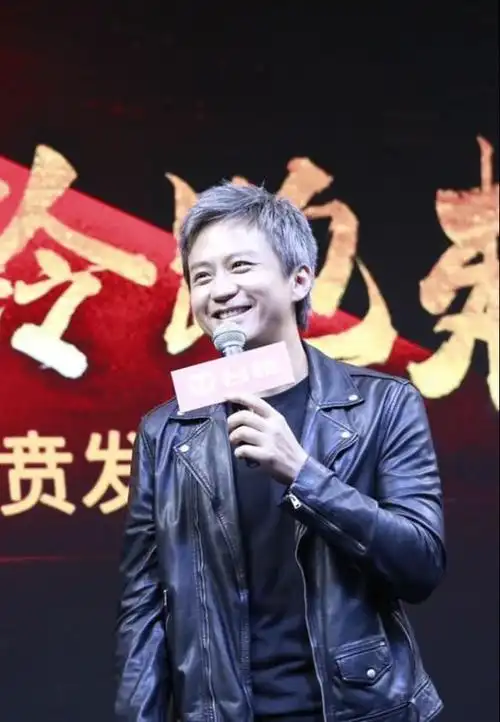 邓超染银发穿皮衣 酷炫帅气荷尔蒙爆表