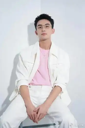 是什么风格都能hold住磊磊呀～可以眼镜半永久吗~ 成熟又稳重的男人只