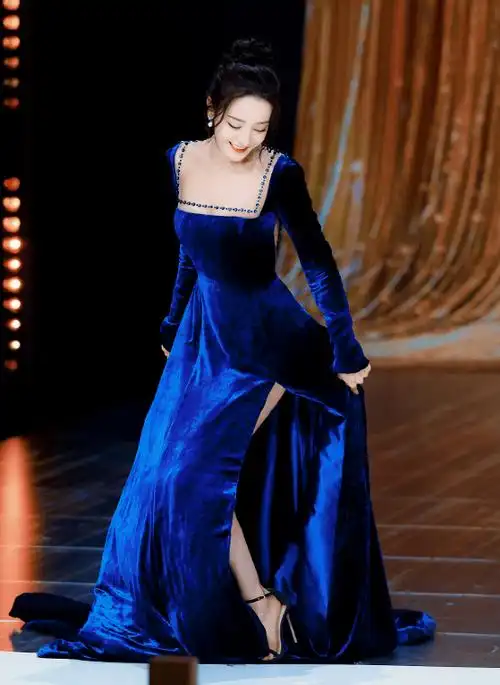 热巴穿衣越发大胆露背不说还是高开叉裙摆这不是小说女主风