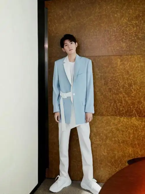 王源今日活动造型,蓝白拼接西装搭配白色休闲裤,脚踩一双小白鞋加以