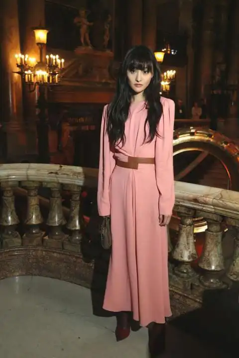 郑爽穿粉色的纱裙真美看上去挺乖的对镜头比心还有点甜