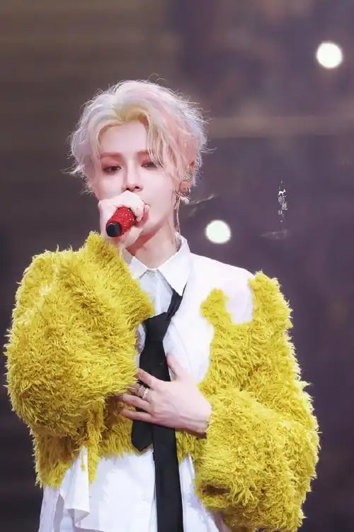 #鹿晗的泪钻##鹿晗粉丝垃圾捡走了自己的东西丢了#