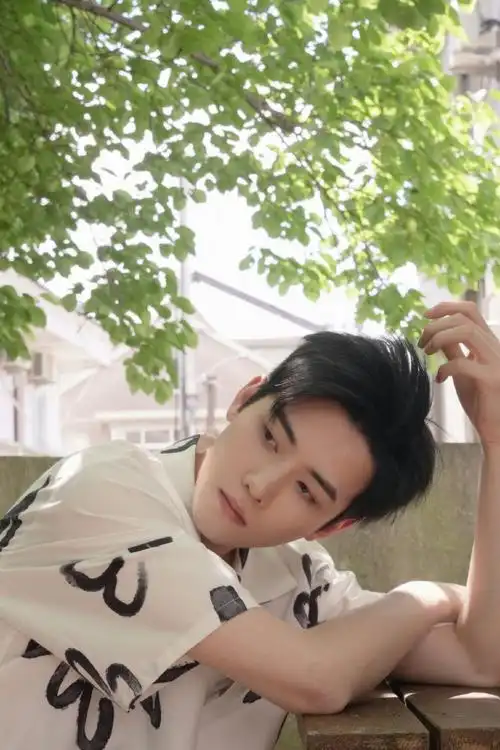 任豪poi超话#任像记录册#    春未尽,夏初临.