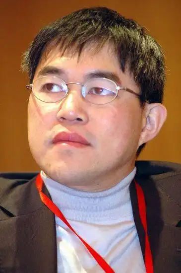 霍家长房育有三子:三子霍震宇.