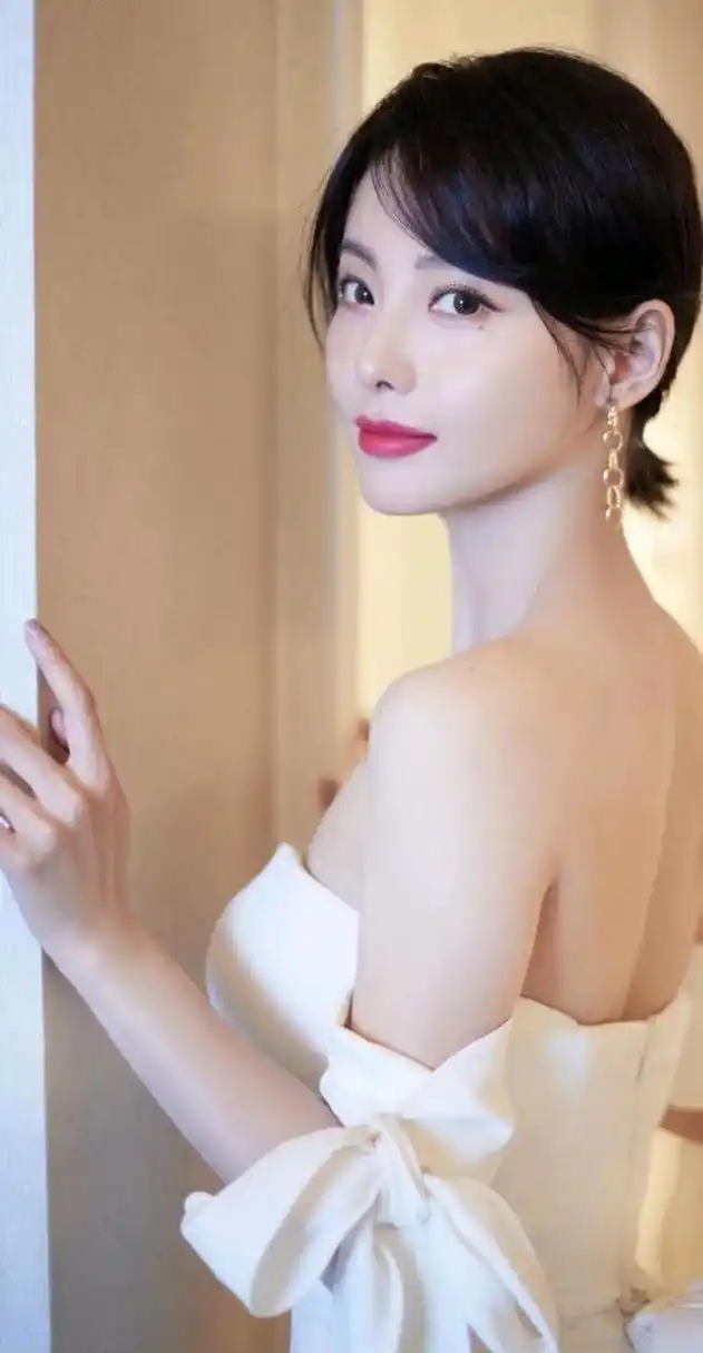 张嘉倪的眼睛下面有一个泪痣,这颗泪痣被认为是美人痣,帮她增加了一些