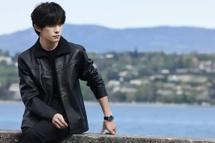 易洋千玺端午营业照片,黑子皮衣尽显帅气