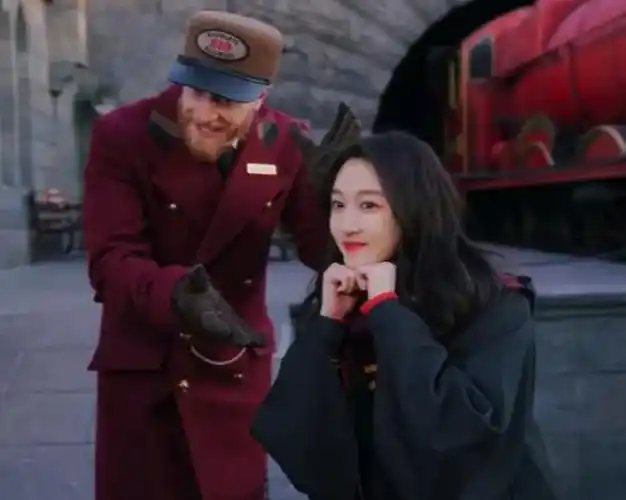 关晓彤早年泳衣照曝光,扎双马尾对镜头抛媚眼,鹿晗眼光真够毒辣_身材