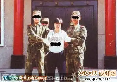 穿着蓝花条粗布裤子光着脚丫子上刑场去枪毙死刑犯图片(胆小不要看)