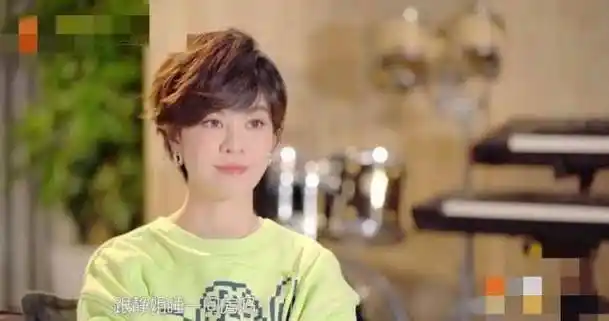 宁静穿高跟鞋跳皮筋毫无压力,与李斯丹妮孟佳再现童年快乐生活_姐姐