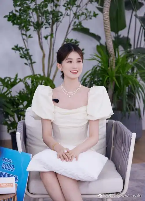 乔欣#皮肤白皙水嫩,宛如出水芙蓉,尤其是她那双玉足,宛如白玉一般