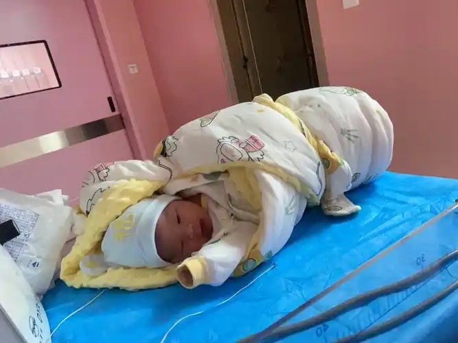 6.4斤.#记录真实生活 #刚出生的宝宝 #月 - 抖音