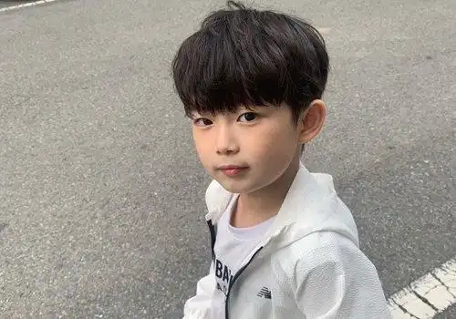 正在上幼儿园的5岁男童长了一张可爱帅气的圆脸,秋天妈妈给儿子换发型