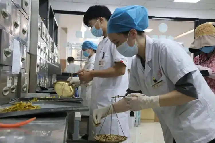 遵道行义同心抗疫中药汤剂来助力防疫防暑送一线