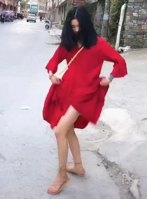 是什么让小姐姐敢当众撩裙子?答案出人意料,原来是件"宝宝裤"