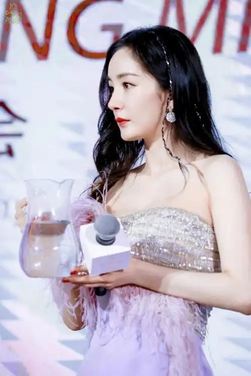 杨幂金稻代言人##杨幂抹胸绸缎羽毛裙