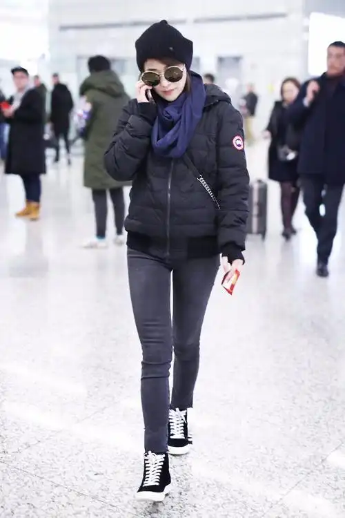 宽松的卫衣很有一种慵懒范儿的感觉,下身搭紧身的牛仔裤