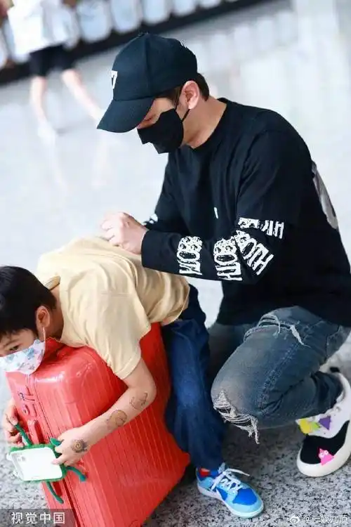 黄晓明和小海绵现身机场