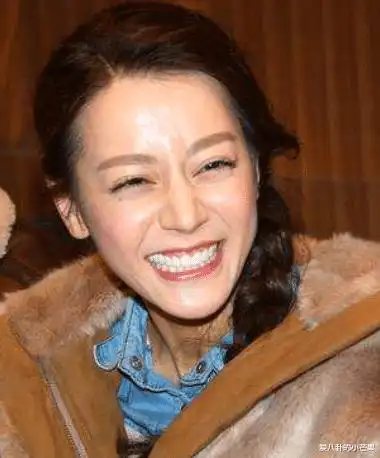 有种"过度衰老"叫迪丽热巴,央视镜头下让人不敢认,粉丝哭了:她才27岁