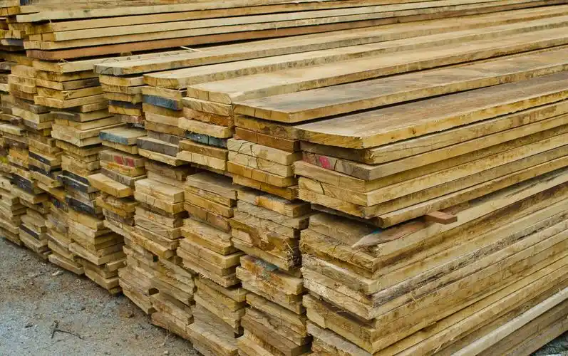 堆栈的木材,堆栈的建筑施工现场的木材