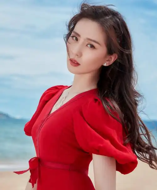 终于知道为啥刘诗诗不爱露脚,当她穿上红裙秀腿,不愧是学芭蕾的