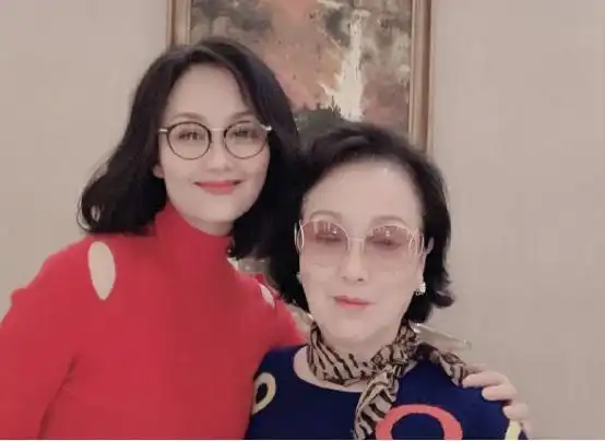 偶尔会在网络上晒出自己旅行时的照片,大家怎样看待李颖这位女演员?