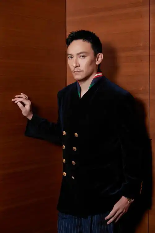 张震超话先生身着复古金扣西装搭配条纹裤拿捏冬日同色系穿搭,以