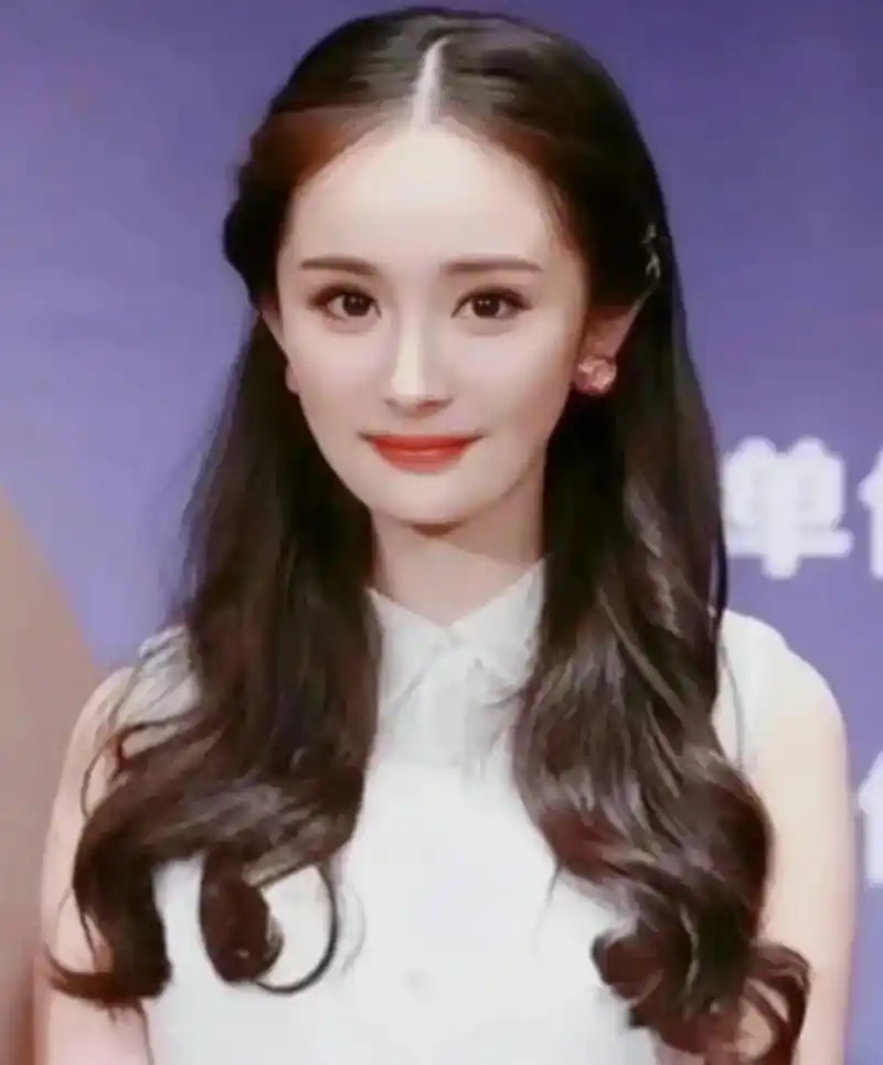 杨幂|日常烟熏妆.眼妆重点: 1.眼睛整体偏圆,大地色眼影重 - 抖音