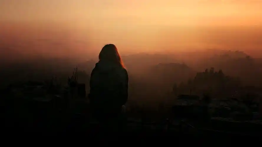 一个人黄昏背影女生,高清图片,电脑桌面-壁纸族