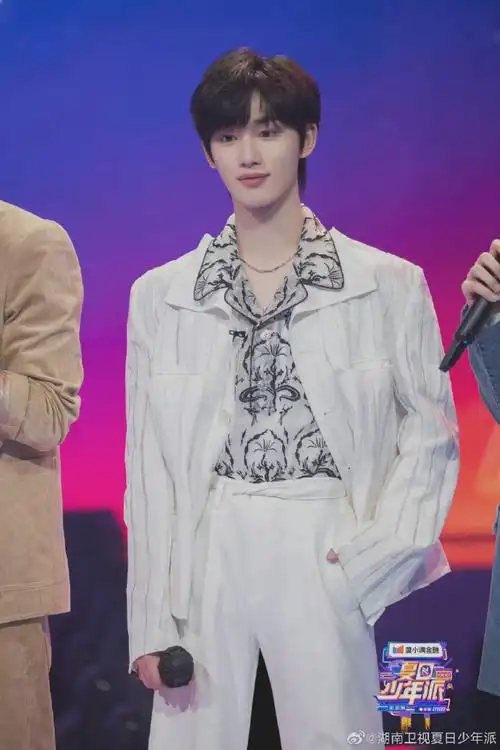 丁程鑫纯白西装氛围感#丁程鑫夏日少年派最新剧照,白色西装黑色刺绣