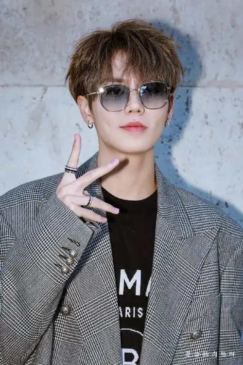 来欣赏一下林彦俊的神仙颜值