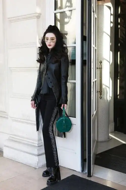 摩登复古的范冰冰总少不了走在时尚前沿的穿搭,黑色的皮衣外加全黑的