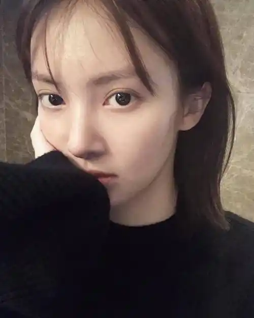 金晨素颜晒自拍超清爽 粉丝调侃"晨三岁"