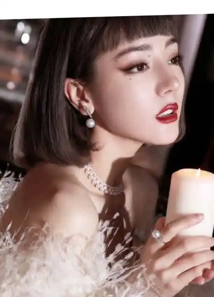 【迪丽热巴】微博之夜迪丽热巴复古短发精致美丽,曼妙身姿尽显楚楚动