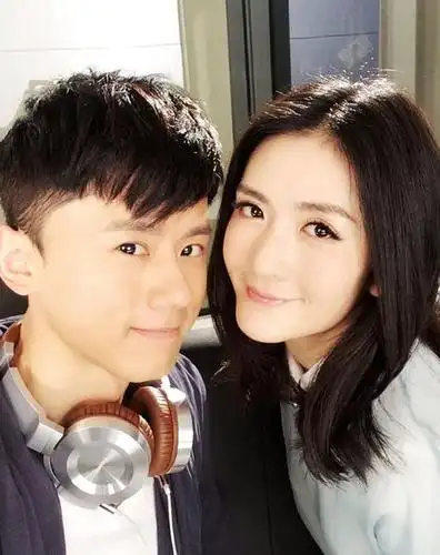 谢娜,张杰   腾讯娱乐讯 4月23日,谢娜更新微博,晒出一张长发的自拍照