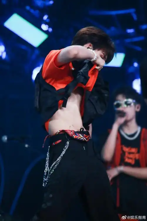 余宇涵在腹肌上写八块#余宇涵你撩腹肌真的很帅,但是你在腹肌上写"八