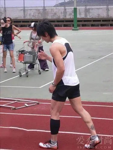 吴尊纹身有几处现身机场双腿纹身超酷炫