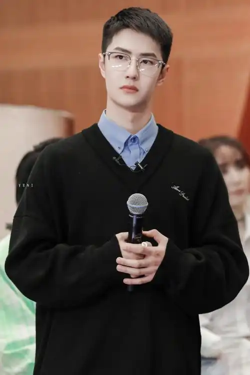 18正片饭修    王一博戴眼镜造型有很多,我独爱这次的学院派风格!