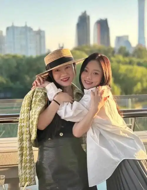42岁霍思燕李小璐久违合体出游姐妹友情依然一个富态一个少女