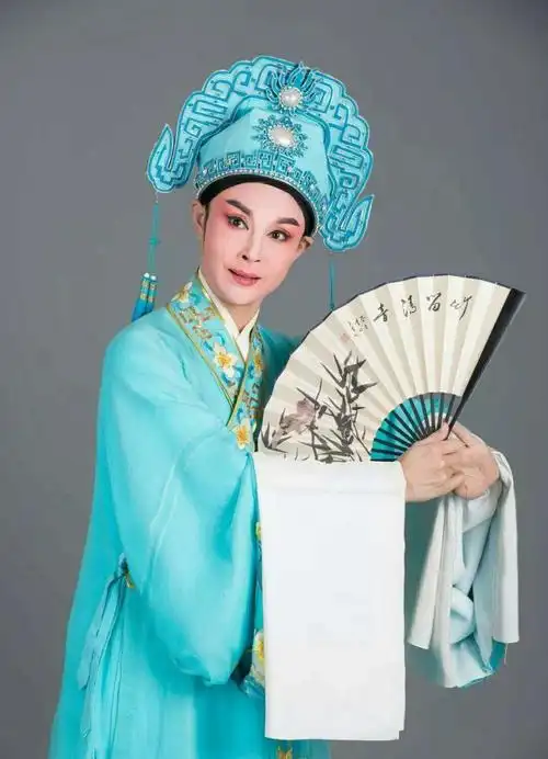 杨魏文:国家一级演员,宁波小百花越剧团主要小生,上海东方戏剧之星