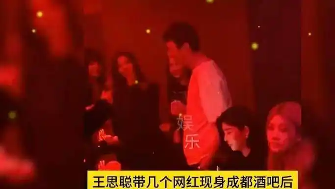 小羽疑被甩王思聪带19岁新女友商场购物美女身份曝光