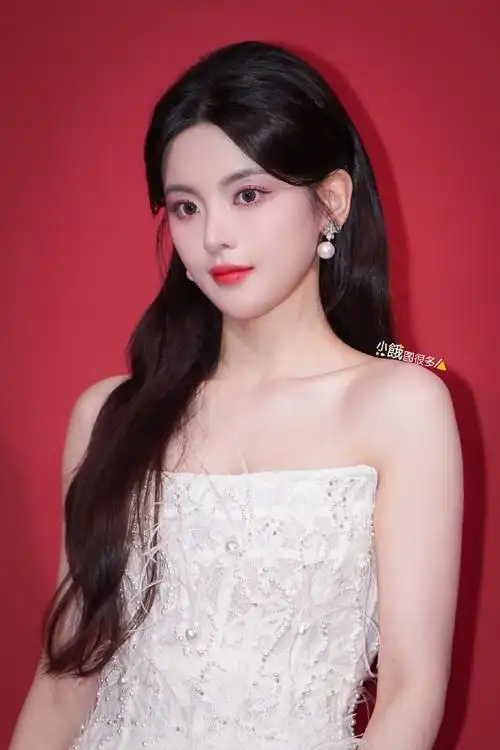 杨超越钉珠蕾丝裙##angelababy杨超越互夸美甲