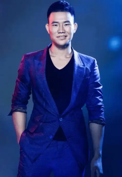 打破韩式审美,嘎子哥谢孟伟终于找对了自己的形象风格_造型_硬汉_写真