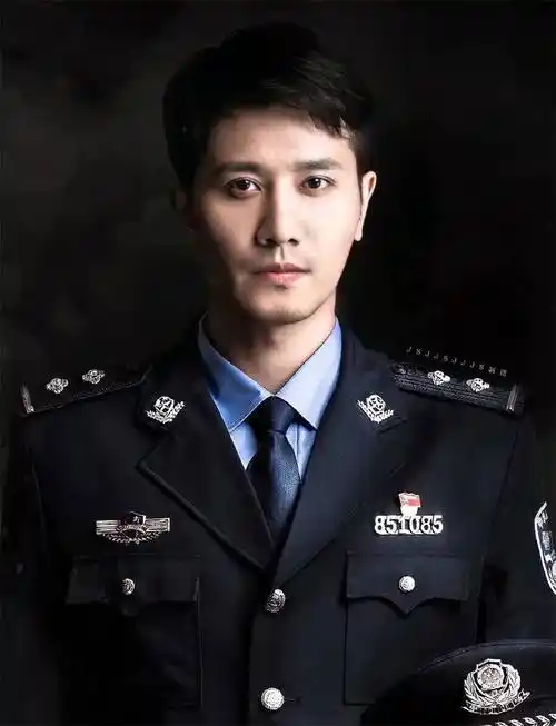 明星军装造型盘点,杨洋正气,白敬亭痞帅,王一博有点呆~_男星_身材