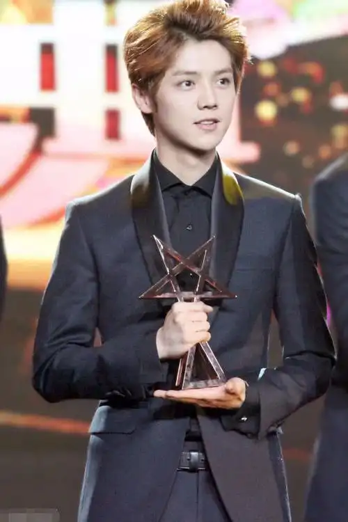 有种帅叫鹿晗三七分侧背头火遍抖音00后剪了不敢回家